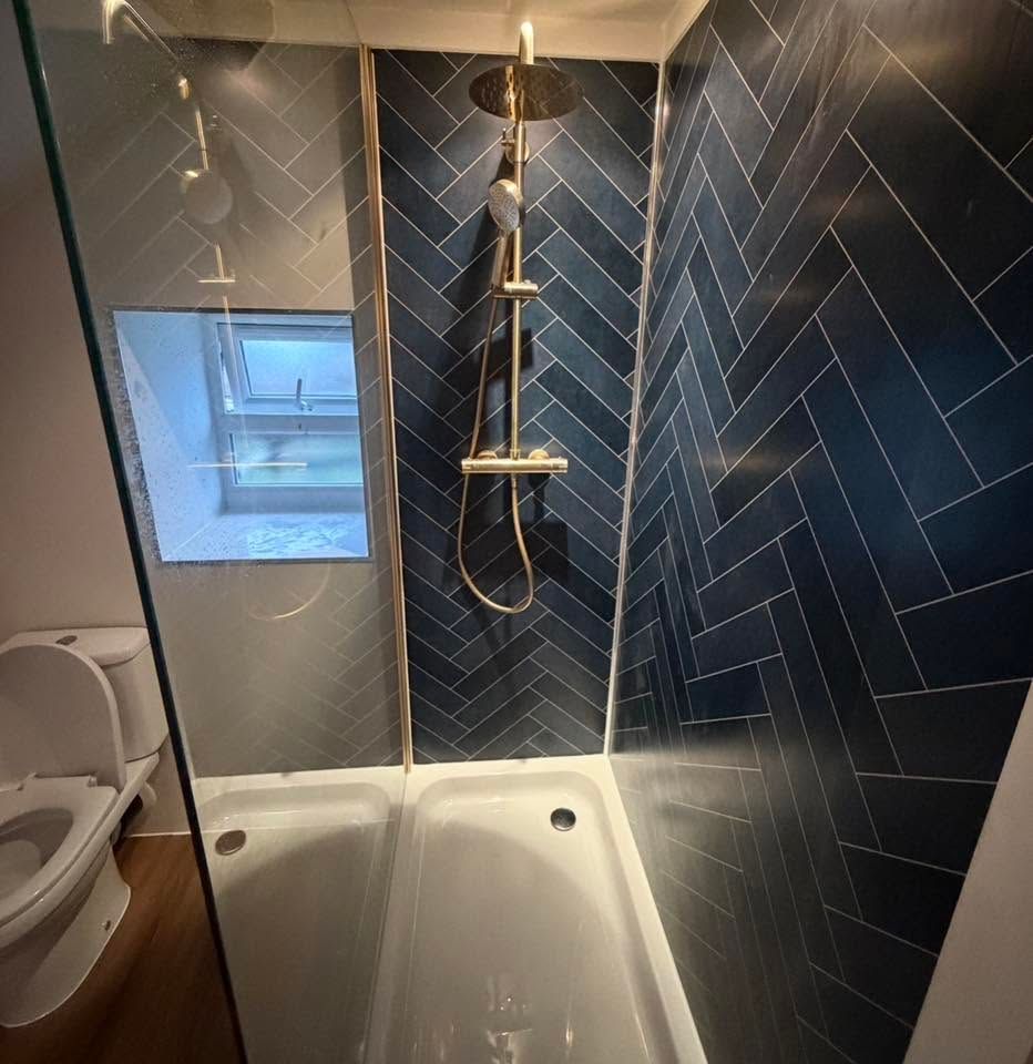 Shower enclosure and dark wall tiles